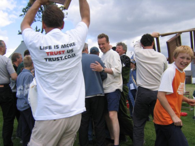 2004HWK065.jpg
